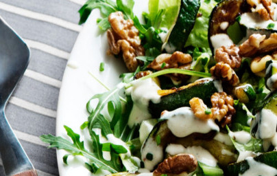 LCHF салата с тиквички и орехи LCHF салата с тиквички и орехи